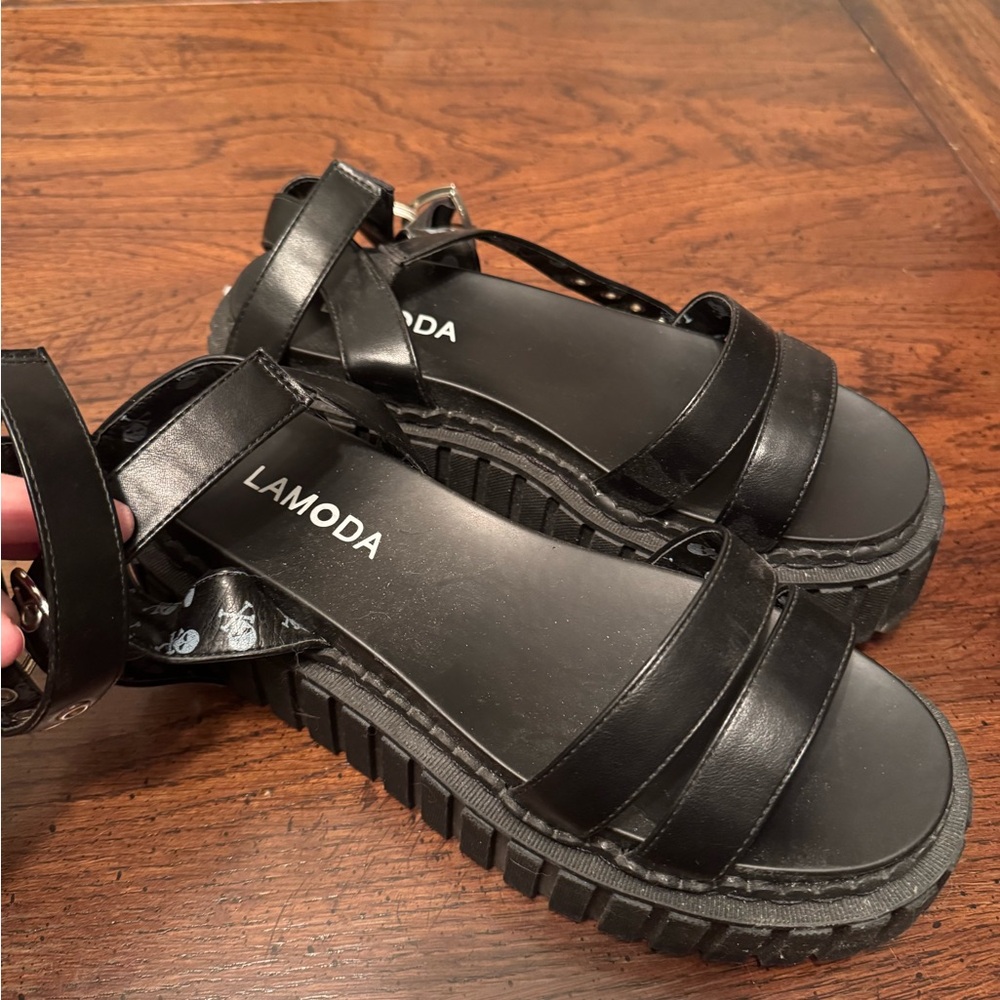 La moda Black Strappy Sandals - Picture 2 of 2